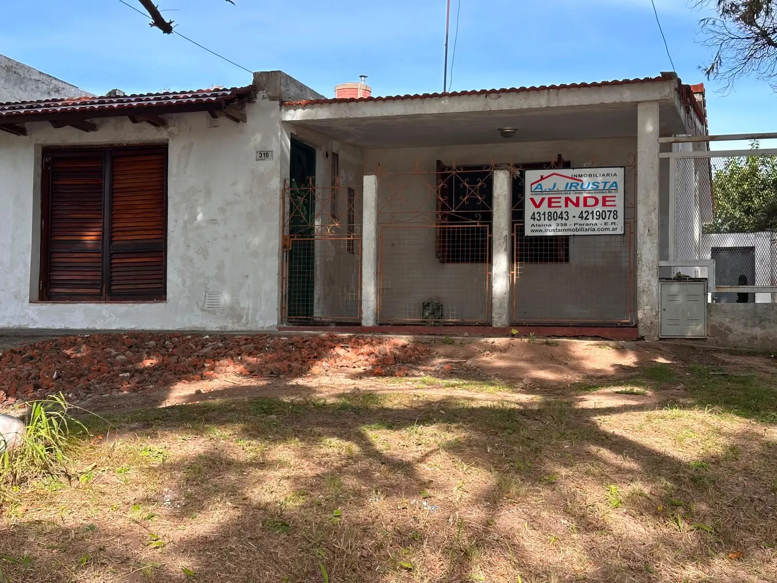 SE VENDE CASA DE TRES DORMITORIOS