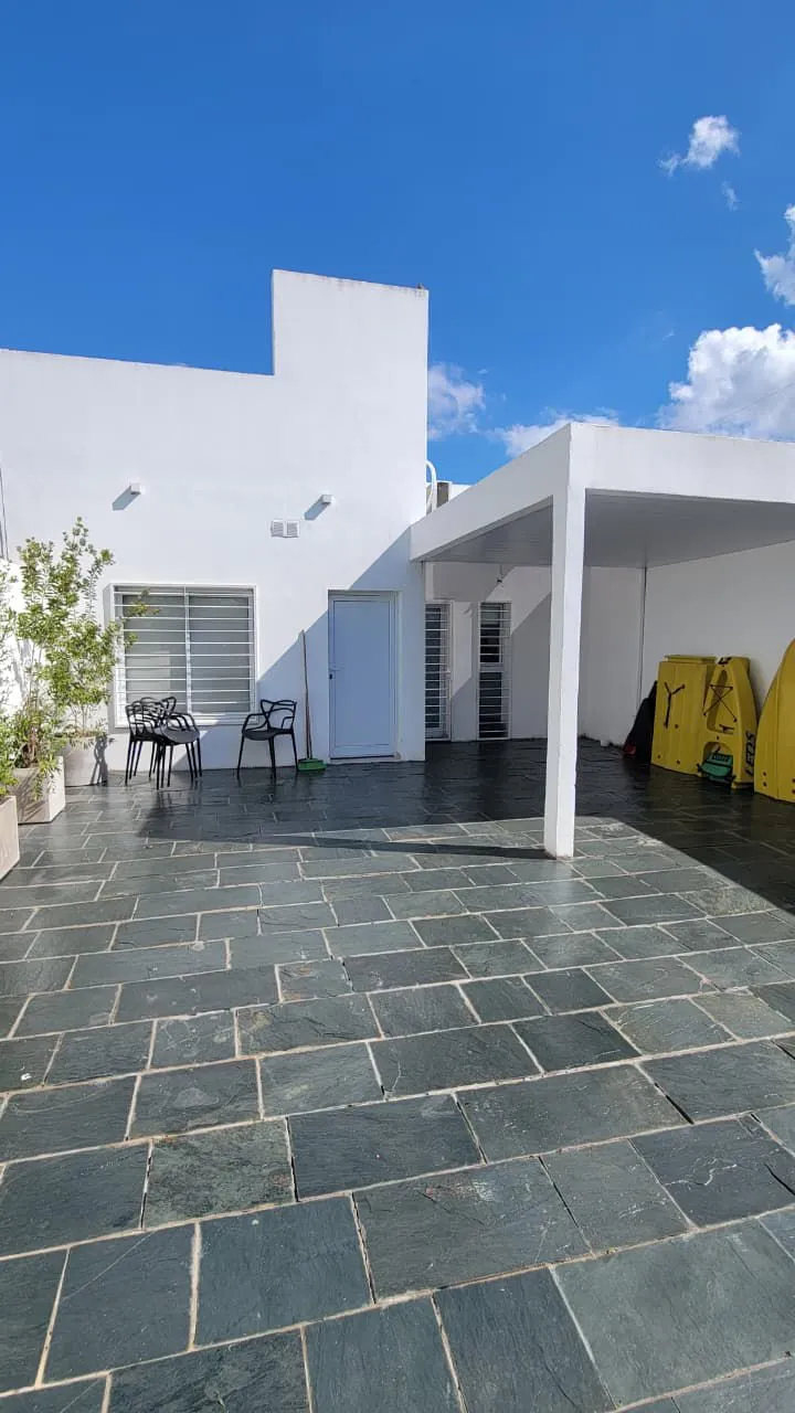 SE VENDE CASA DOS DORMITORIOS - LOS ROBLES 1840
