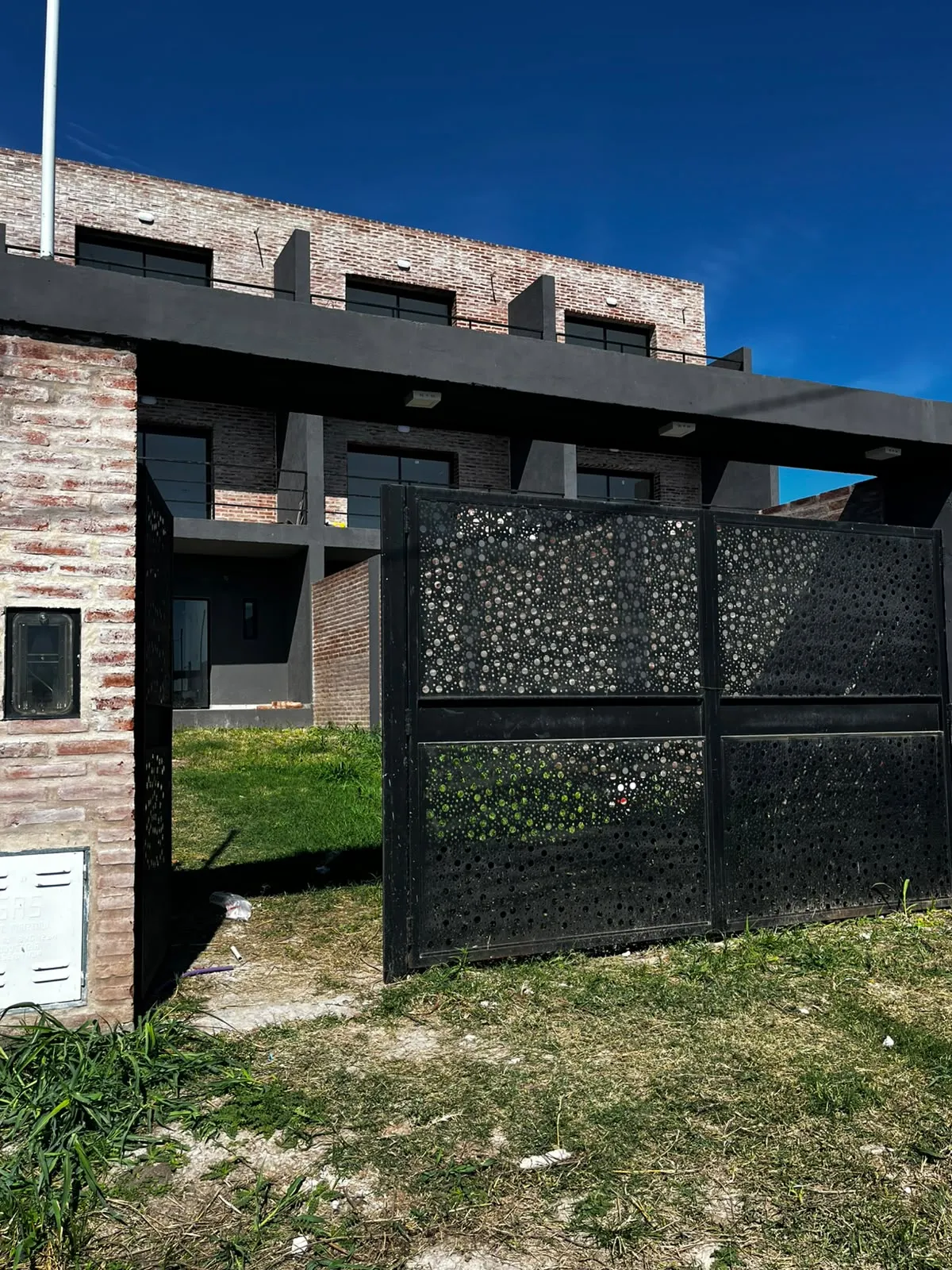 SE VENDE TRIPLEX CON VISTA AL RIO