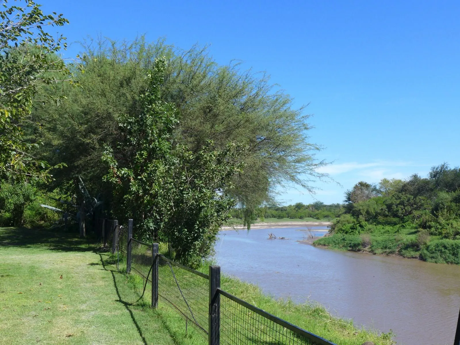 SE VENDE CASA QUINTA CON PILETA FRENTE AL ARROYO - VILLA URQUIZA